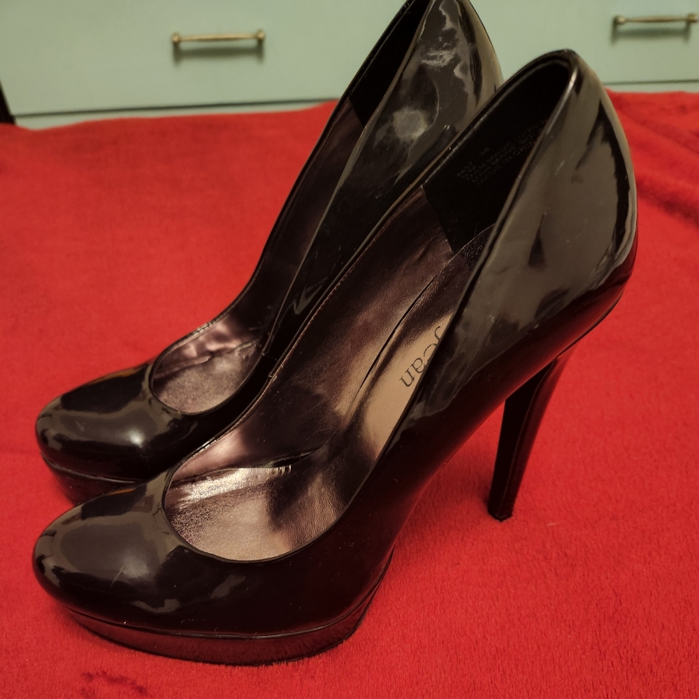 Black patent leather shiny heels